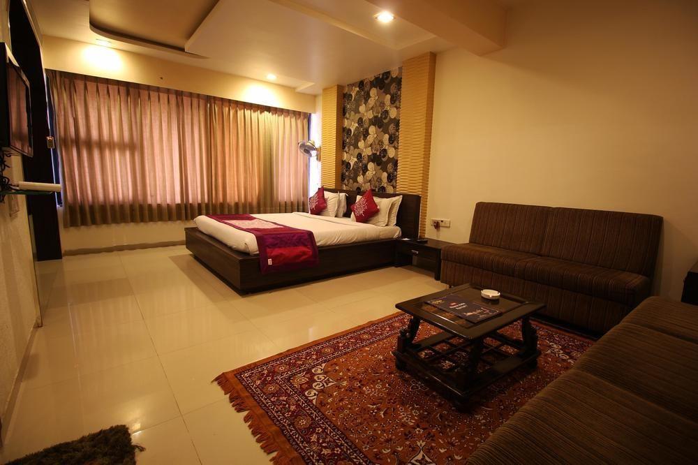Oyo Premium Law Garden C G Road Hotel Ahmedabad Exterior photo