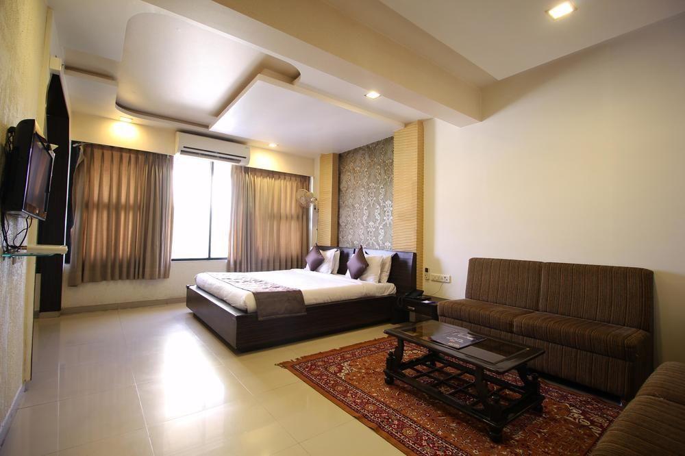 Oyo Premium Law Garden C G Road Hotel Ahmedabad Exterior photo