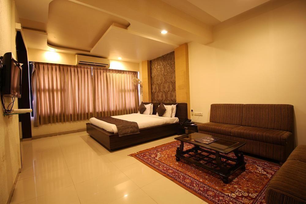 Oyo Premium Law Garden C G Road Hotel Ahmedabad Exterior photo