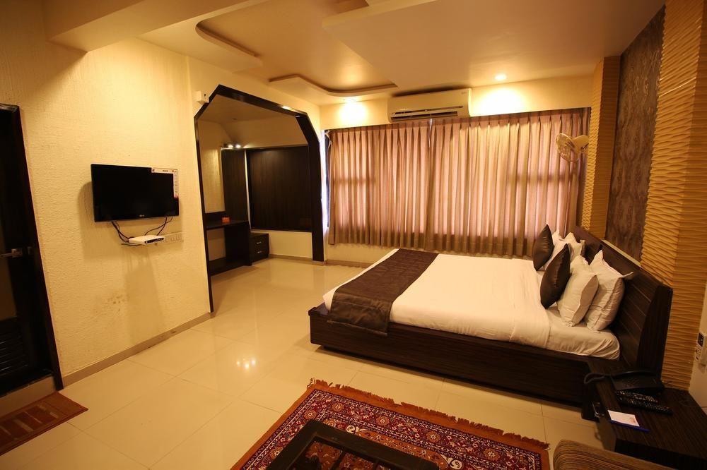 Oyo Premium Law Garden C G Road Hotel Ahmedabad Exterior photo