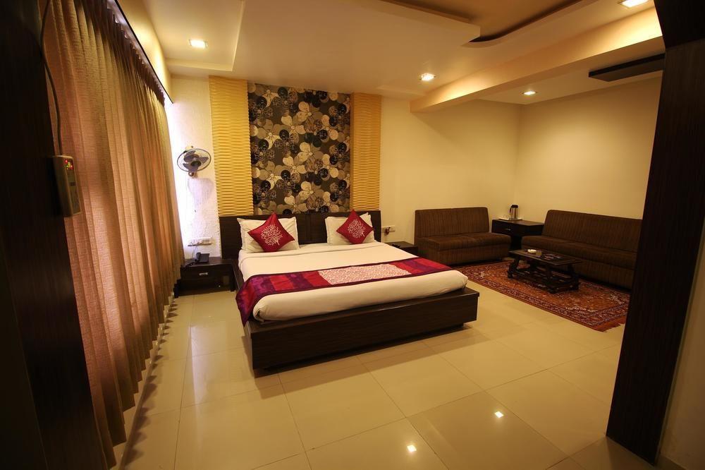 Oyo Premium Law Garden C G Road Hotel Ahmedabad Exterior photo