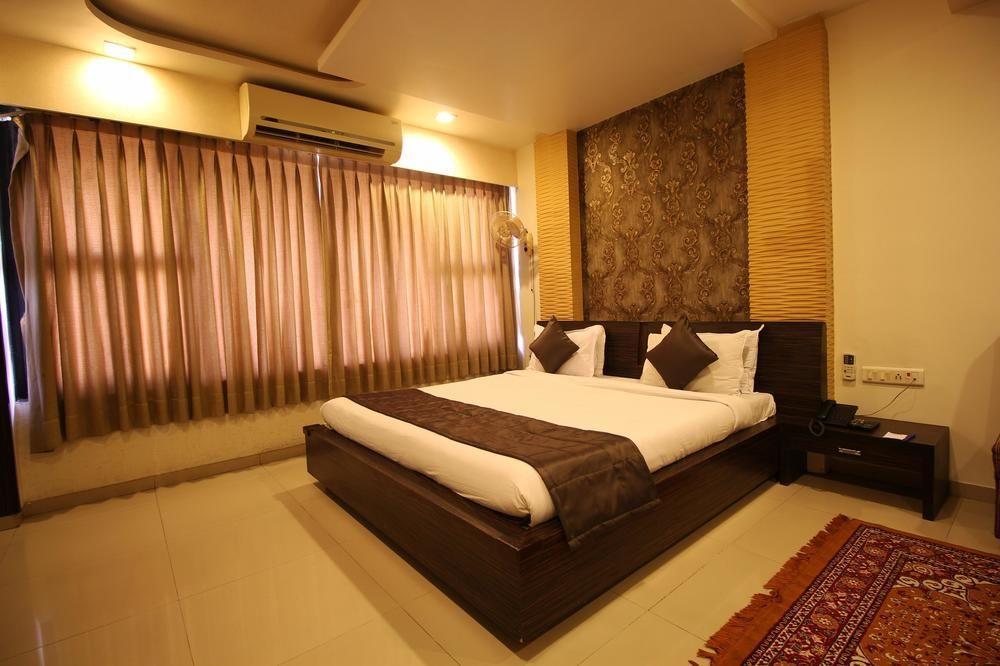 Oyo Premium Law Garden C G Road Hotel Ahmedabad Exterior photo