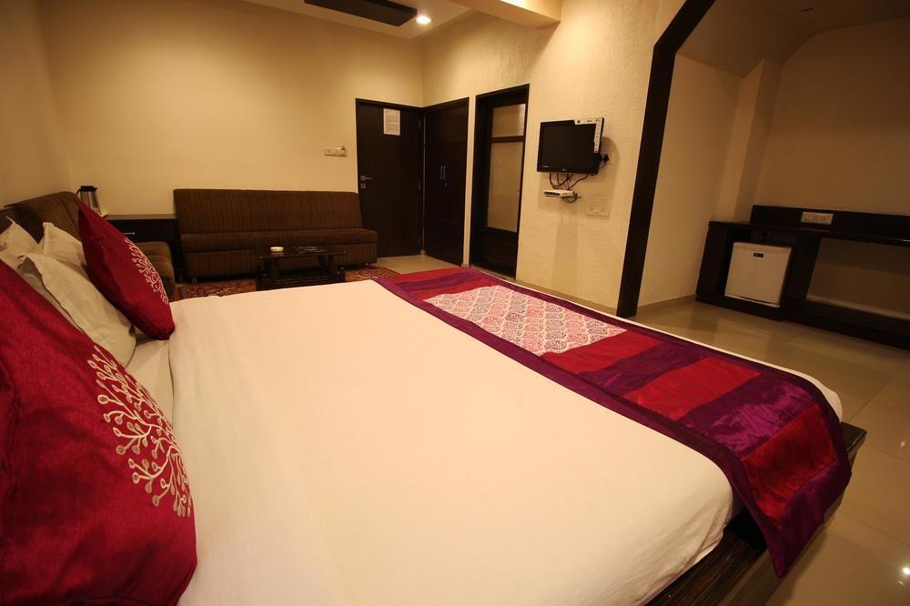 Oyo Premium Law Garden C G Road Hotel Ahmedabad Exterior photo